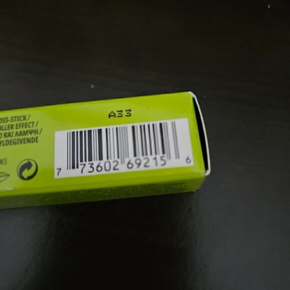 Mac SQUIRT PLUMPING GLOSS STICK in Like Squirt (NIB) - PRICE IS FIRM - Picture 4 of 6